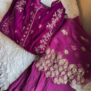 Sold 
Zeen velvet 3 pc small